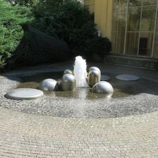 Kašna za pavilonem Křížového pramene v Mariánských Lázních