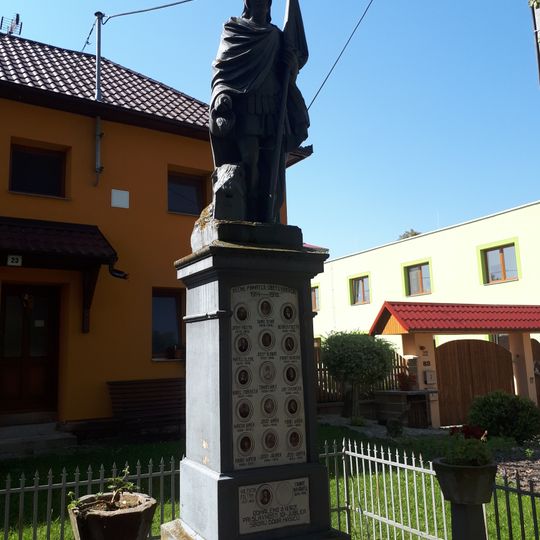 Pomník padlým v Prasklicích ve středu obce