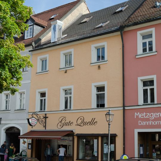 Wohn- und Geschäftshaus