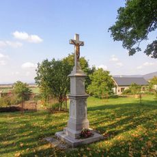 Kříž v Mladějovicích u cesty ke hřbitovu