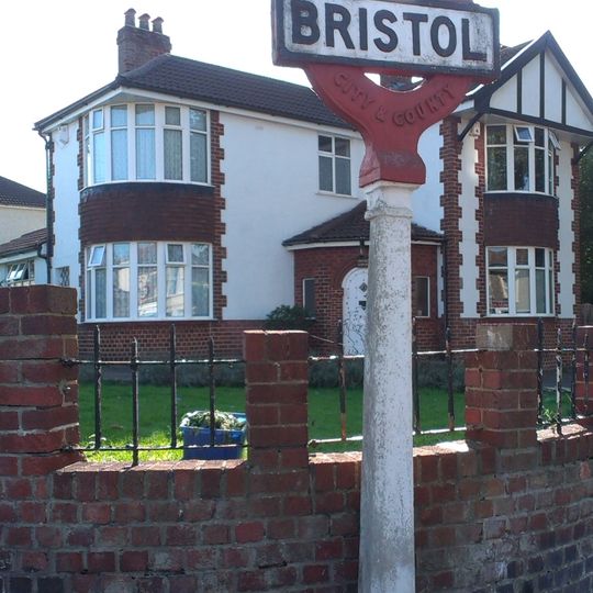 Borne de délimitation située à l'intersection de Thicket Road et High Street