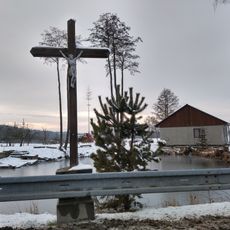Kříž na hrázi ve Svaté Trojici
