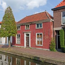 Pandje van parterre met lage bovenverdieping onder dwars schilddak