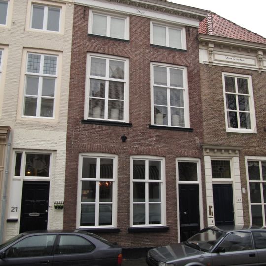 Huis met geelgeverfde lijstgevel, kroonlijst op consoles