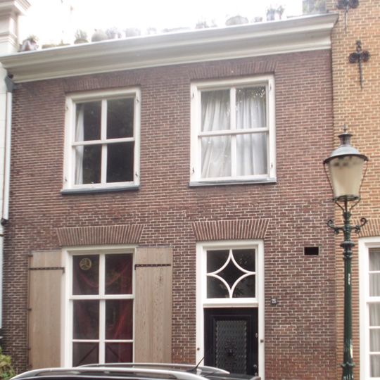 Huis met gepleisterde lijstgevel