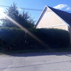 Kříž v Pleších u křižovatky