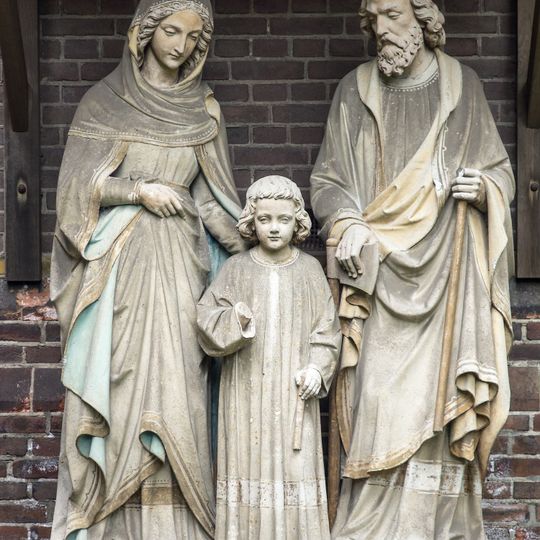 Beeldengroep van de H. Familie in Neogotische stijl