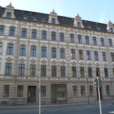 Mietshaus in geschlossener Bebauung, mit Laden Landeskronstraße 52