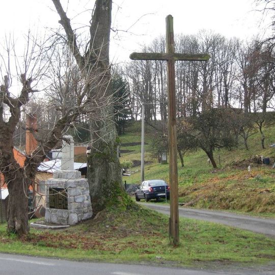 Kříž u pomníku padlých u silnice v Ondřejově u Rýmařova