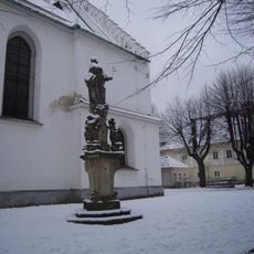 Sousoší na severní straně kostelu Nanebevzetí Panny Marie v Bruntálu