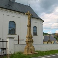 Kříž v Mladoňově u kostela