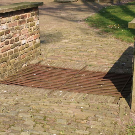 Hervormde kerk, duivelsroosters op kerkhof