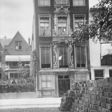 Pand met eenvoudige lijstgevels van drie vensterassen