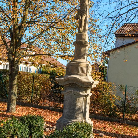 Kříž v Horním Jelení na rohu ulic Hálkovy a U Kříže