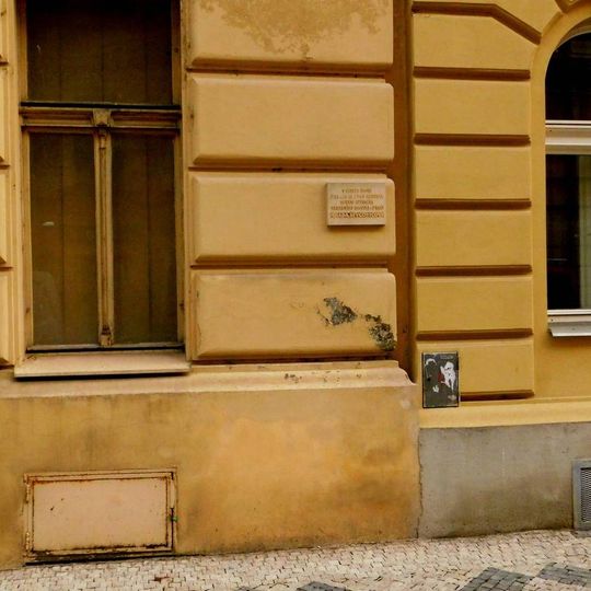 Pamětní deska Milady Ševcovicové na domě Malátova 714/3 na Smíchově