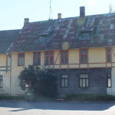 Dzīvojamā ēka - preču tirgotava