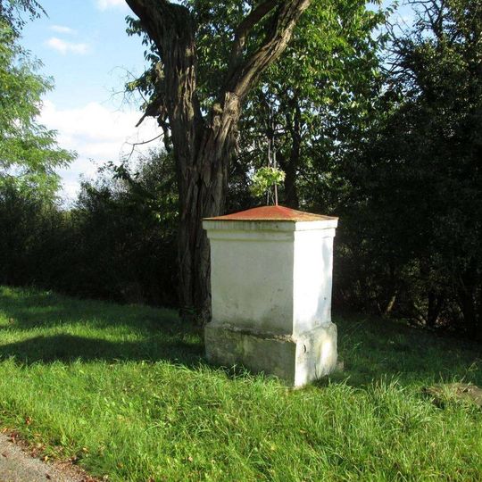 Kříž nad Hřešihlavami u lesa