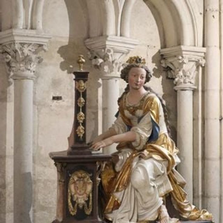 Statue de Sainte-Cécile en la cathédrale Saint-Julien du Mans