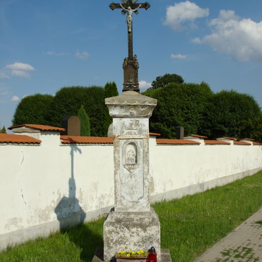 Kříž u hřbitova ve Straškově