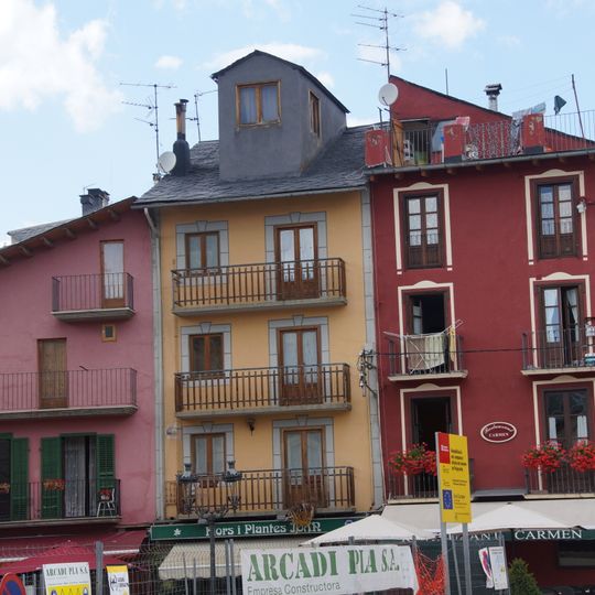 Building in plaça de Santa Maria