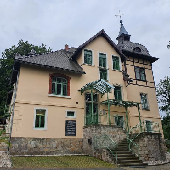Fabrikantenvilla sowie Grabstätte des Fabrikanten Sidney Scooler im Garten Lohmener Straße 16