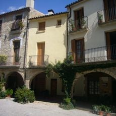 Plaça porticada de la Llacuna