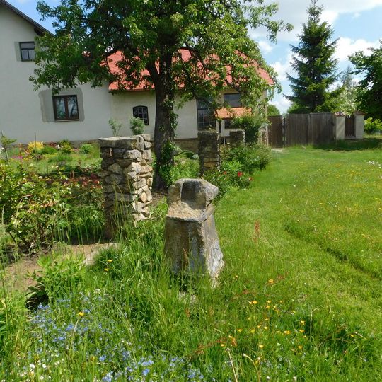 Kříž u domu čp. 20 v Popicích