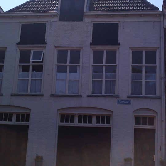 Pand onder hoog schilddak, waarin hijsvenster met fronton