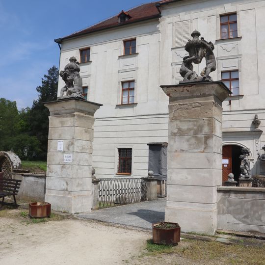 Brána se sochami puttů