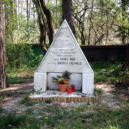 Pomník Karla Roda a Jindřicha Freiwalda u Zelených domků v Krči