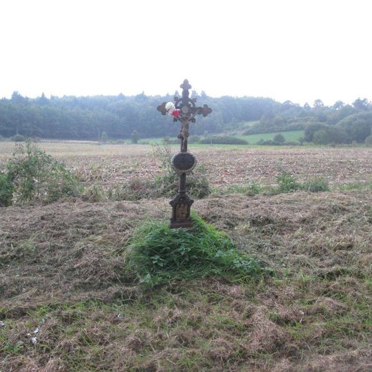 Kříž východně od Skočic u silnice I/22