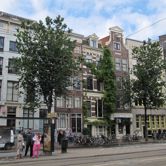 Huis, vanwege het zandstenen festoen en dito jaartallint in de topgevel