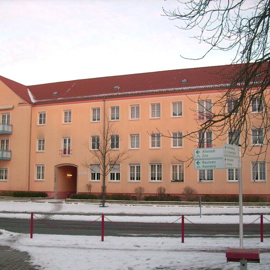Mehrfamilienhaus der Wohnanlage Bahnhofsvorstadt, ehemals mit Läden Am Bahnhofsvorplatz 2a, 2b, 2c