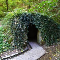 Hlohovecký hrad, grotta s reliéfom