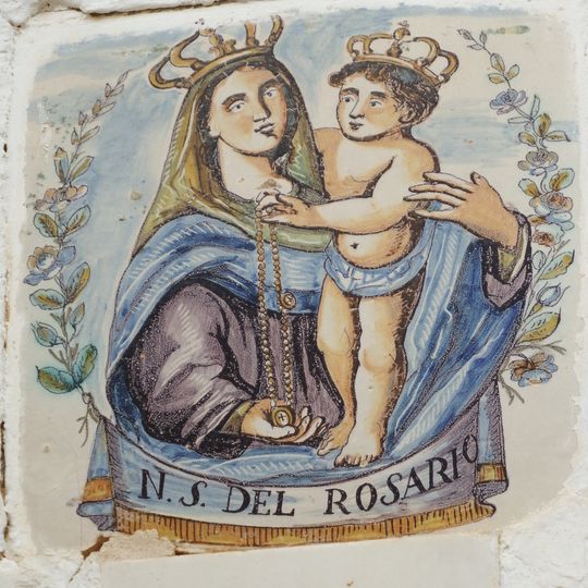 Retablo cerámico de la Virgen del Rosario en calle Garrofera