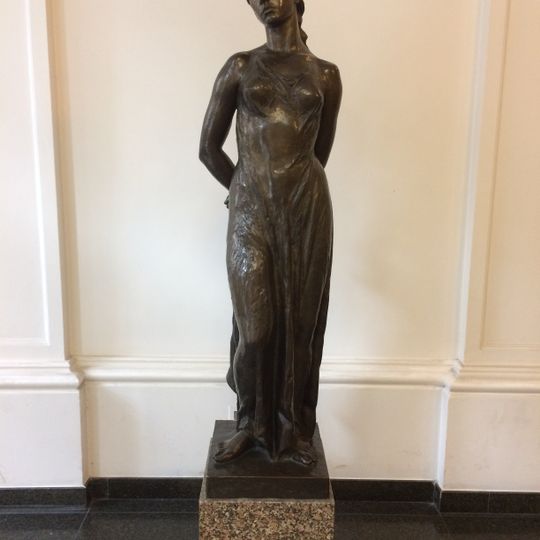 Socha ženy ve vchodu na Hlavní poštu v Praze