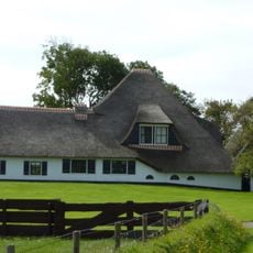 Noorderhoeve: grote gepleisterde stolphoeve met vooreind