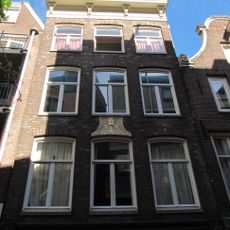 Pand met gevel onder rechte lijst gevelsteen met kelk, armenisch opschrift en jaartal