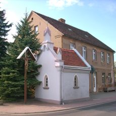 Wegkreuz an der Kapelle in Keula
