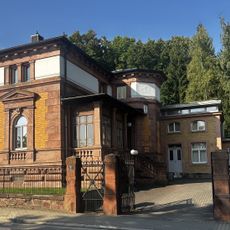 Villa mit Einfriedung und Nebengebäude Leipziger Straße 21