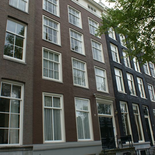 Pand met gevel onder rechte lijst, met deurpartij