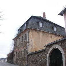 Wohnhaus in offener Bebauung mit rückwärtigem Anbau sowie seitliche Einfriedungsmauer Kirchgasse 4