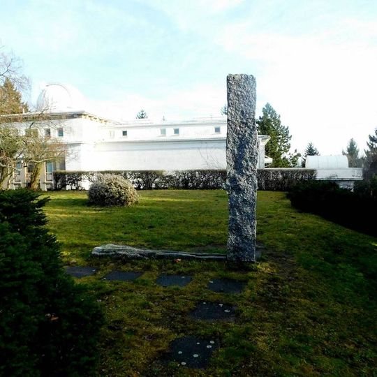 Plastika Od slunečních hodin k slunovratu v areálu Astronomického ústavu v Ondřejově