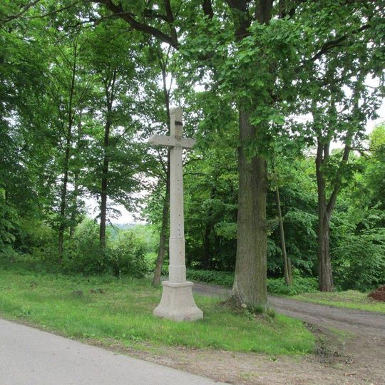 Kříž jižně od Roseče u křižovatky