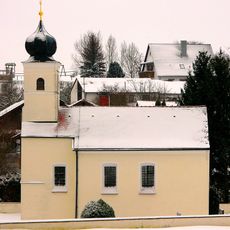 Filialkirche St. Dionysius mit Mauer