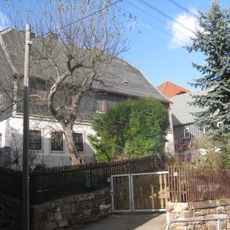 Wohnhaus und Nebengebäude mit Garten über Böschungsmauer Mittweidaer Straße 75