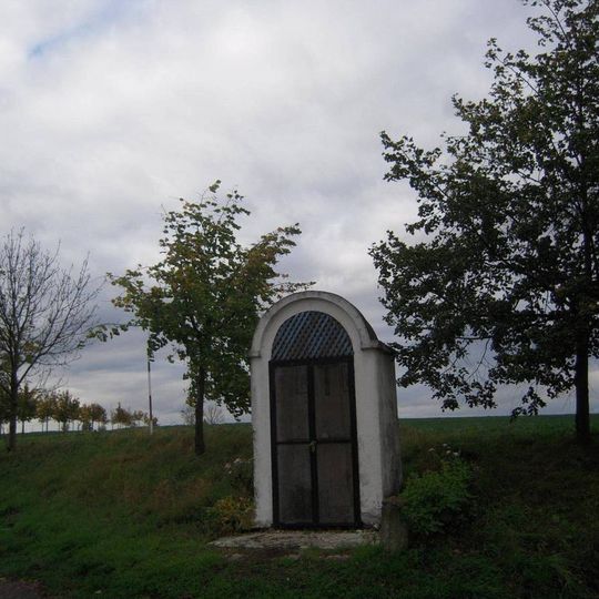 Kaplička u Hrušovského rybníka v Brandýse nad Labem