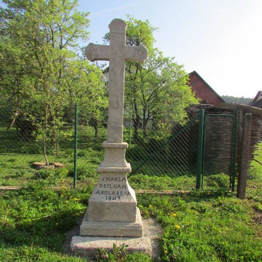 Kříž v jižní části Vystrkova u čp.23