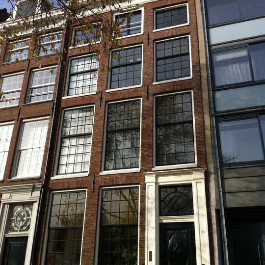 Pand met gevel onder rechte lijst