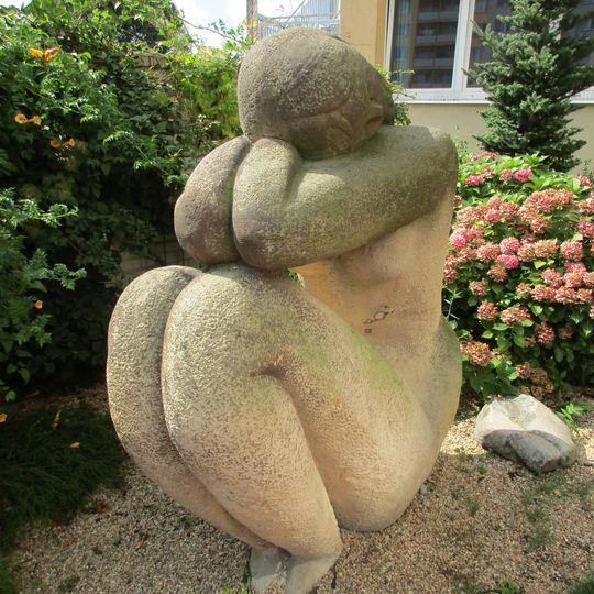 Socha Zasněná u hotelu A&O v Děčínské ulici ve Střížkově